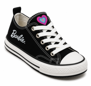 sneaker noire inspirée de l'univers Barbie,