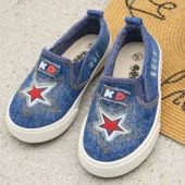 Chaussures d'enfants et chapeau de paille